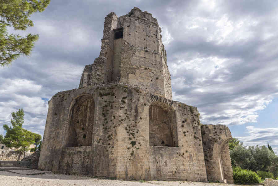 Francia - Nimes 064 - Torre Magna.jpg